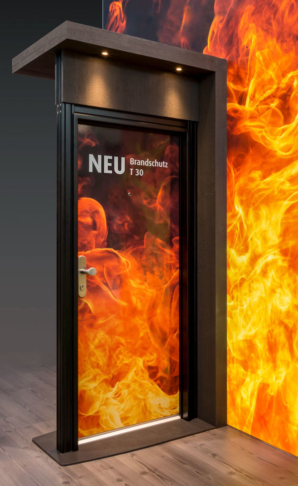 HOMEtherm Brandschutztür mit Flammedekor und Beschriftung: "Neu Brandschutz T30"